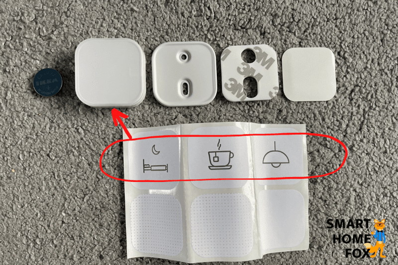 IKEA Tradfri Shortcut Button inkl. der Aufkleber liegen auf dem Tischt